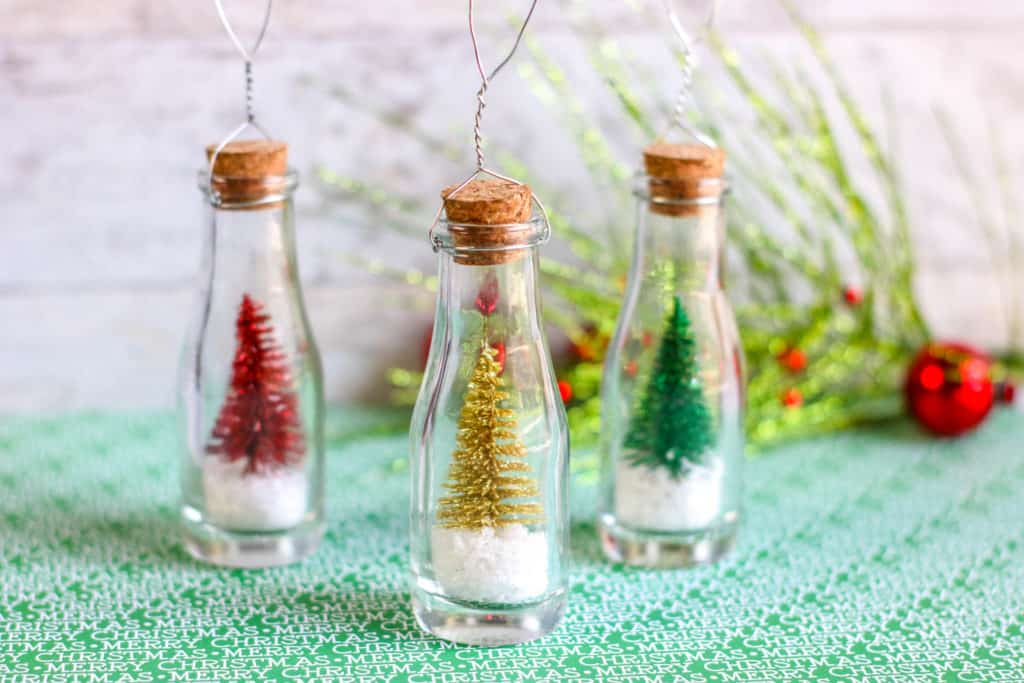 This Christmas tree in a bottle ornament is a very easy craft that you can make with your children. This adorable DIY only requires 4 steps!