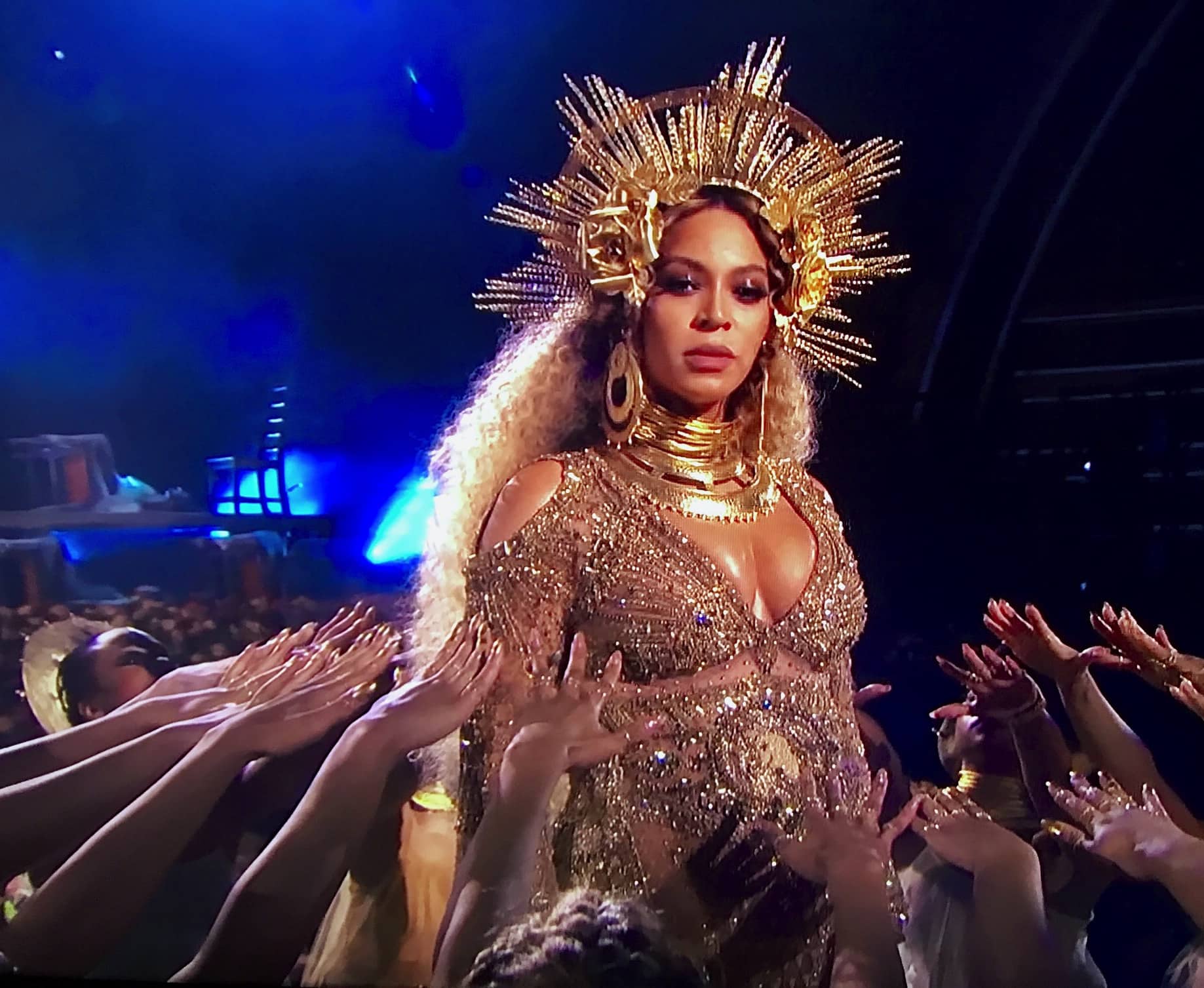 Beyoncé looks like a golden goddess at the 2017 Grammys. Here is how to do her makeup, step by step.