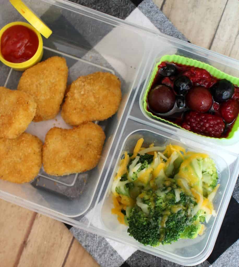 https://hispanaglobal.net/wp-content/uploads/2019/07/Chicken-nuggets-and-broccoli-and-cheese-lunchbox-idea-916x1024.jpg