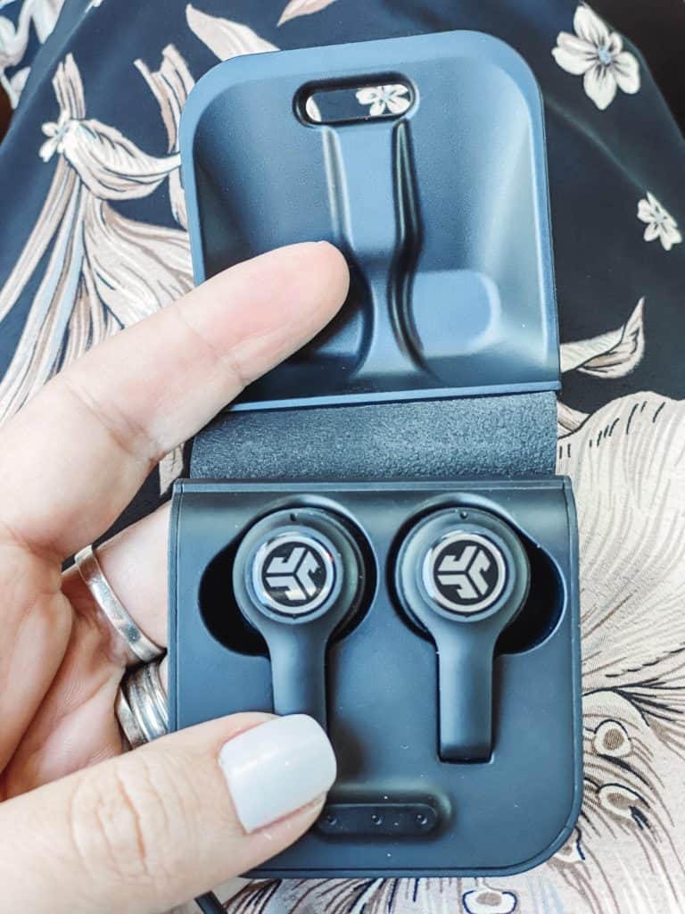 Searching for great earbuds that won't break the bank? Here's how to choose the best earbuds under $100, just in time for your holiday shopping.