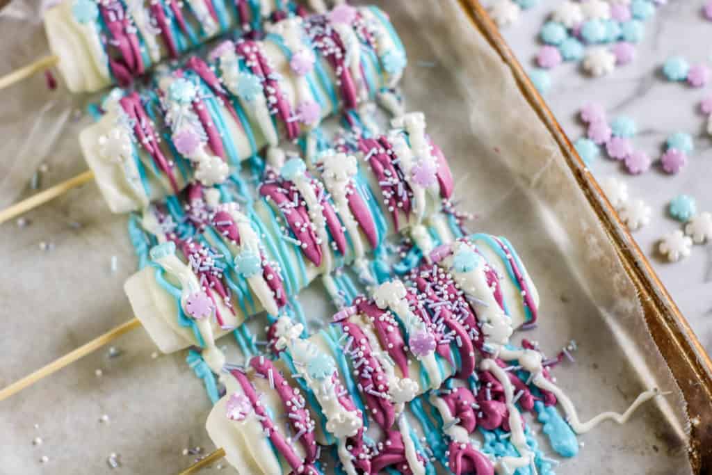 If your little ones have Frozen 2 fever and you want to surprise them at your next party, make these beautiful marshmallow pops. 