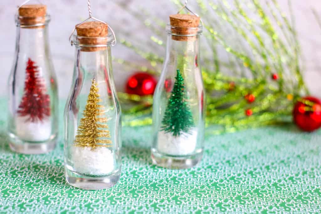 This Christmas tree in a bottle ornament is a very easy craft that you can make with your children. This adorable DIY only requires 4 steps!