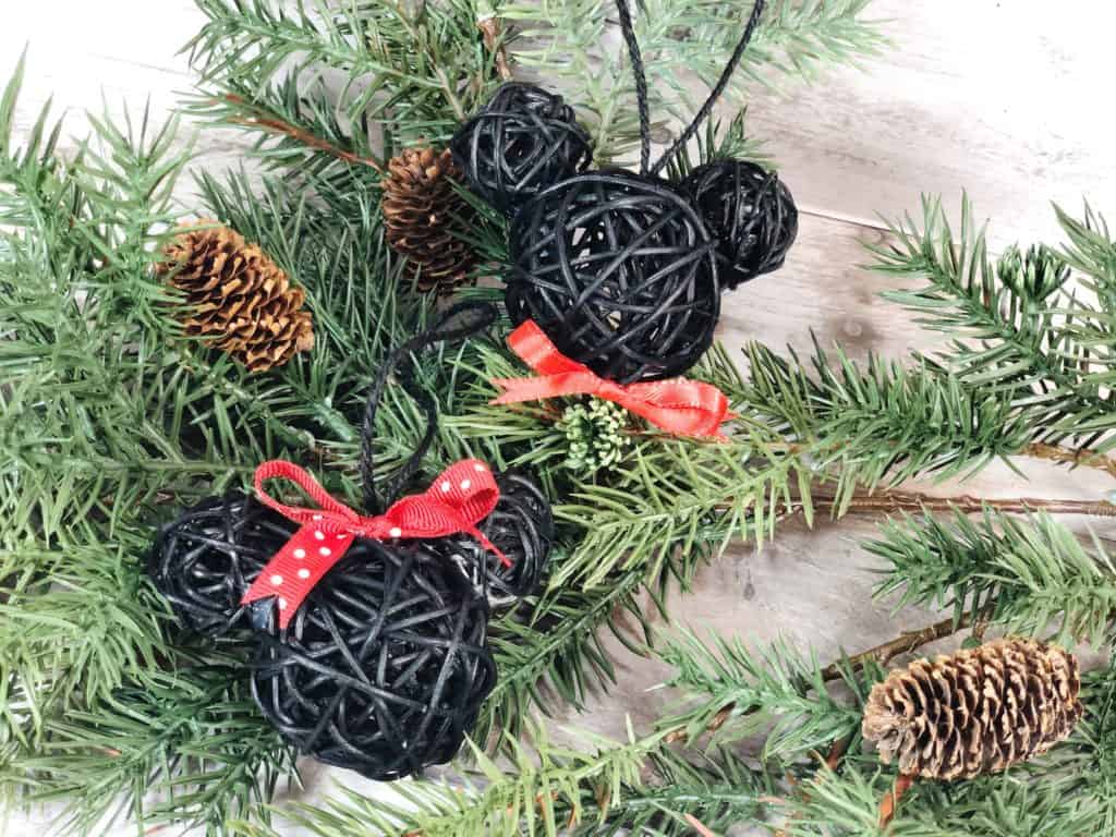 This fun and inexpensive craft takes less 15 minutes and shows you how to make your own Mickey and Minnie Mouse ornaments.. They're so perfect for all Disney lovers!