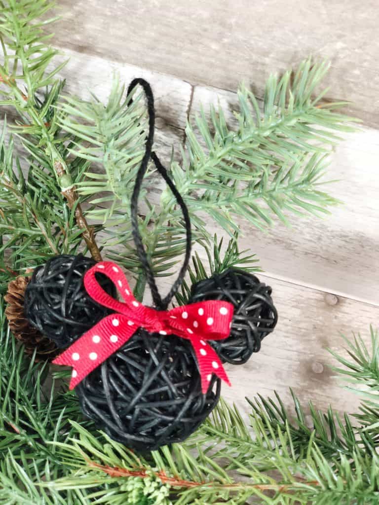 This fun and inexpensive craft takes less 15 minutes and shows you how to make your own Mickey and Minnie Mouse ornaments.. They're so perfect for all Disney lovers!