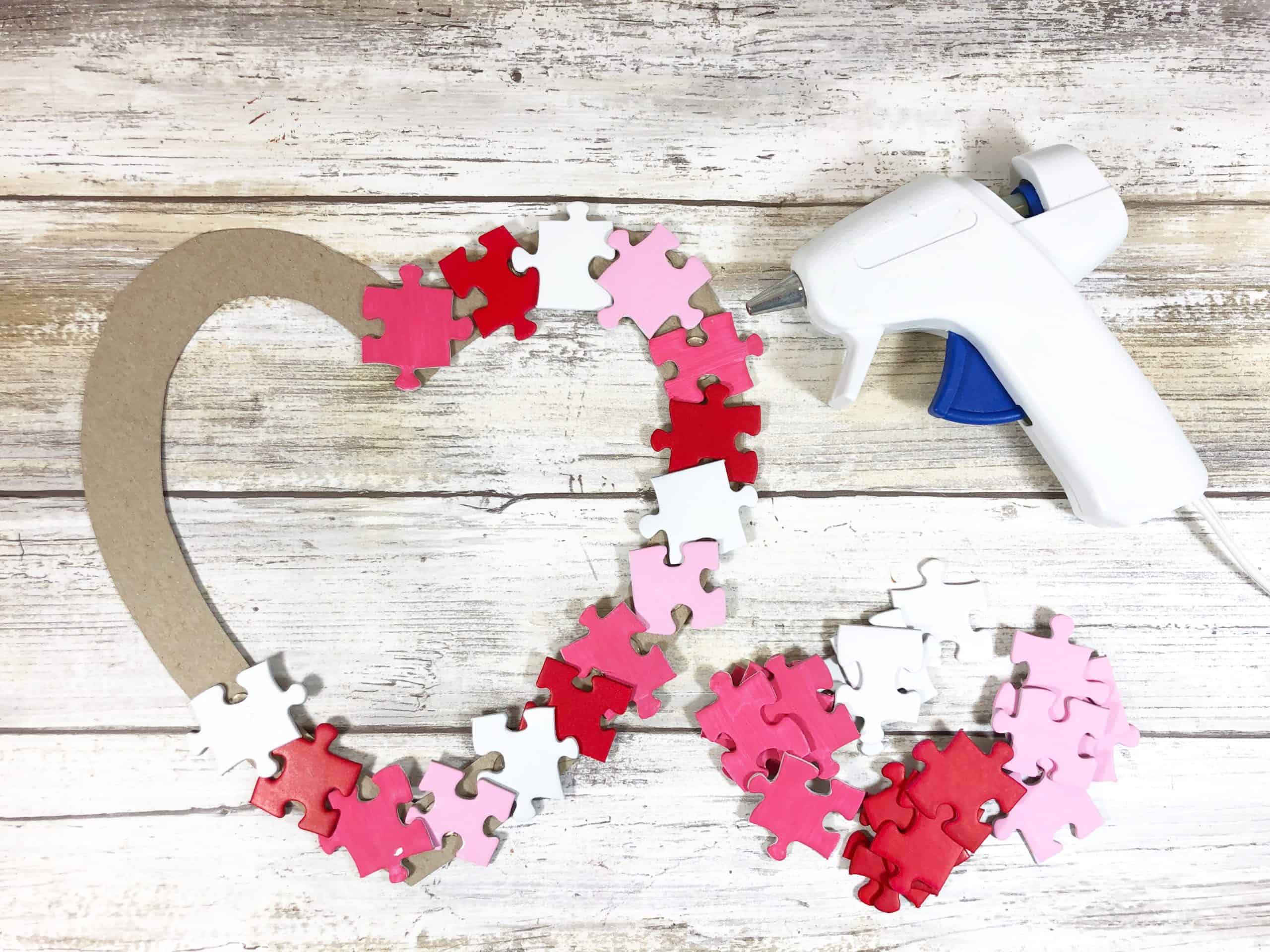 Fun Diy How To Make A Heart Wreath With Puzzle Pieces Hispana Global