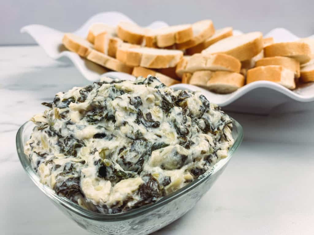 Looking for a great appetizer to watch your favorite sports game? This is the easiest (and most delicious!) spinach and artichoke dip recipe. Try it!