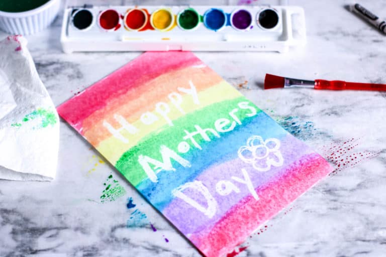 Learn how to make an adorable Mother's Day card using the watercolor resist technique. It´s so fun and easy!