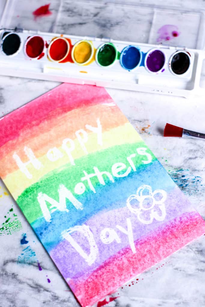 Learn how to make an adorable Mother's Day card using the watercolor resist technique. It´s so fun and easy!