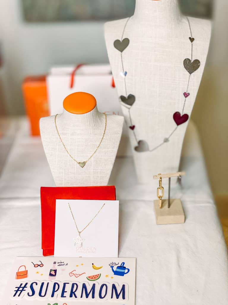 Looking for last-minute Mother's Day gifts? Don't forget that May 10th is Mom's official day and you still have time to get her something special. Here are great ideas!