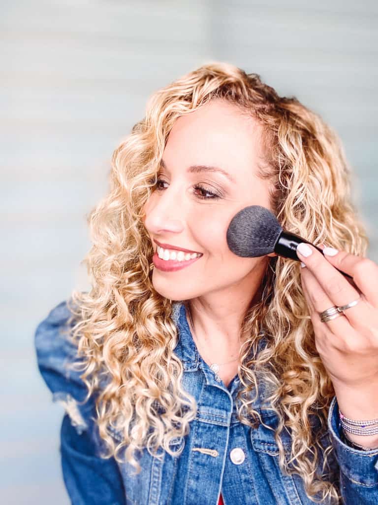 Does your makeup seem to disappear after a few hours? Does it melt? Here are the top tips so your makeup lasts all day
