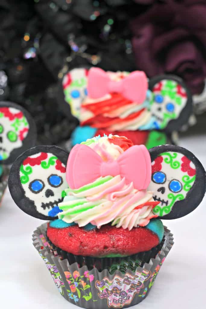 These Day of the Dead cupcakes are a beautiful way to honor the memory of our loved ones. Children also love them because they're inspired by Minnie Mouse!