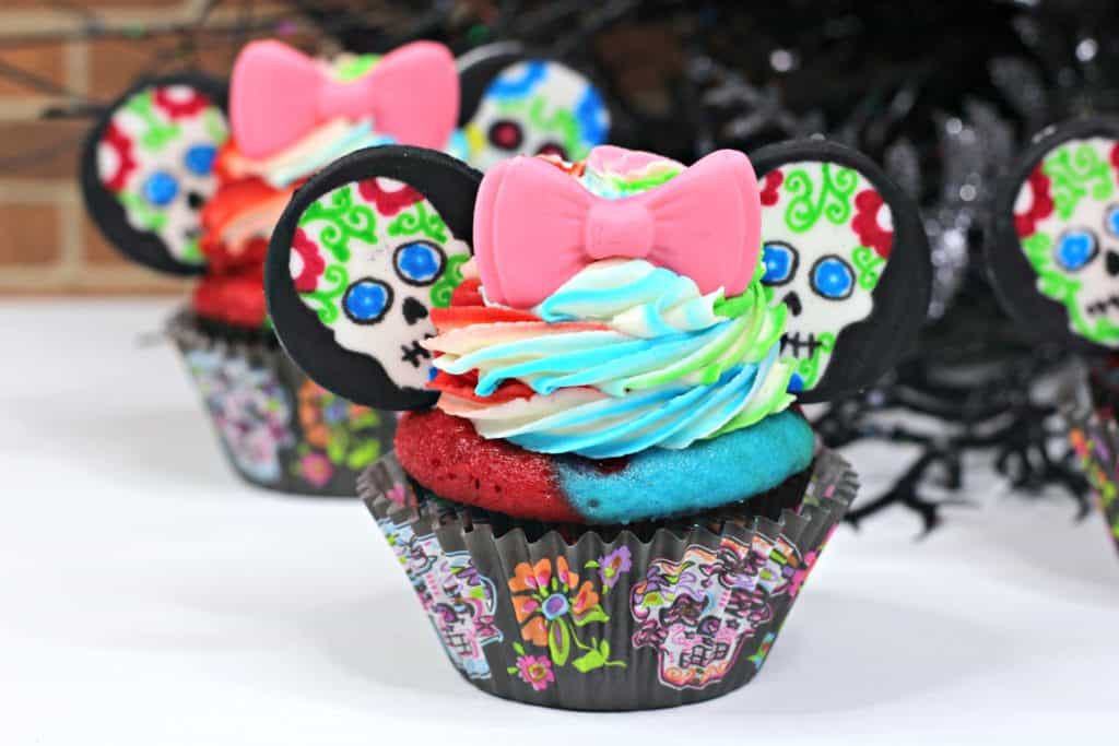 These Day of the Dead cupcakes are a beautiful way to honor the memory of our loved ones. Children also love them because they're inspired by Minnie Mouse!