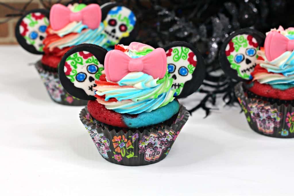These Day of the Dead cupcakes are a beautiful way to honor the memory of our loved ones. Children also love them because they're inspired by Minnie Mouse!