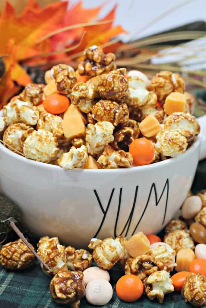 Calling all PSL lovers! This delicious pumpkin spice latte popcorn is the perfect treat for Fall. Here's how to make it at home.