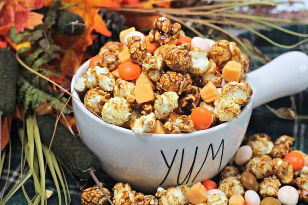 Calling all PSL lovers! This delicious pumpkin spice latte popcorn is the perfect treat for Fall. Here's how to make it at home.