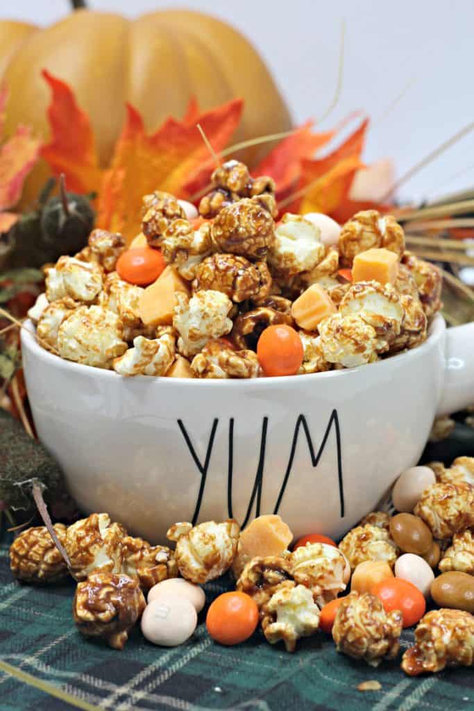 Calling all PSL lovers! This delicious pumpkin spice latte popcorn is the perfect treat for Fall. Here's how to make it at home.