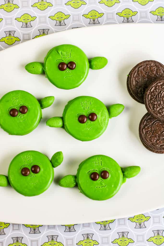 These Baby Yoda Oreos are perfect for any Star Wars celebration, a watch party for The Mandalorian's new season or even for Halloween. 