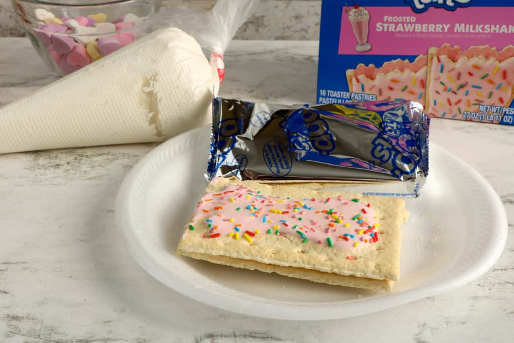 Learn how to make this yummy and adorable pop-tart house for Valentine's Day. It looks so beautiful on any table and is a great homemade gift.