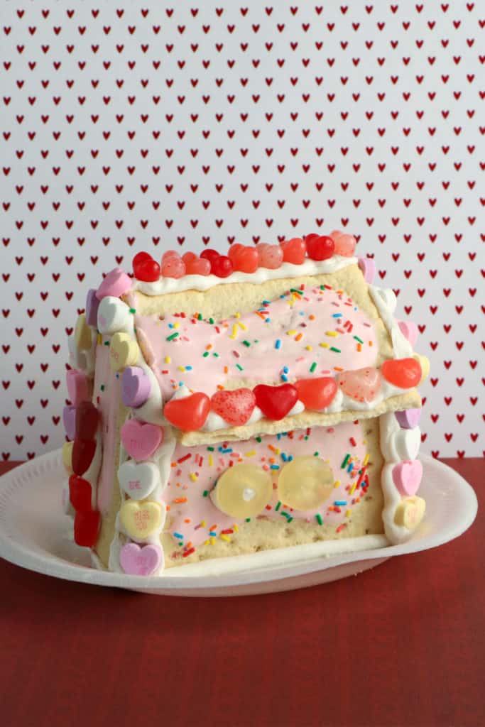 Learn how to make this yummy and adorable pop-tart house for Valentine's Day. It looks so beautiful on any table and is a great homemade gift.