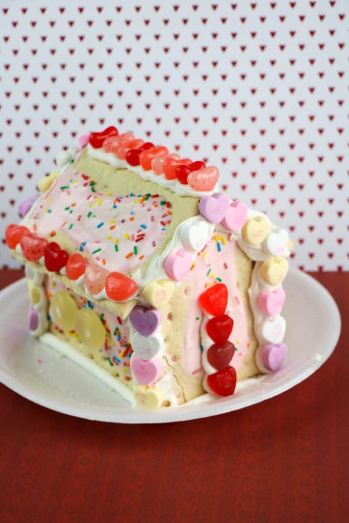 Learn how to make this yummy and adorable pop-tart house for Valentine's Day. It looks so beautiful on any table and is a great homemade gift.