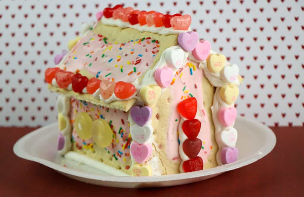 Learn how to make this yummy and adorable pop-tart house for Valentine's Day. It looks so beautiful on any table and is a great homemade gift.