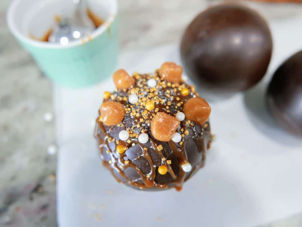 These homemade salted caramel hot cocoa bombs will change the way you drink hot chocolate forever. They are simply irresistible! And you can even substitute the caramel candy for dulce de leche.