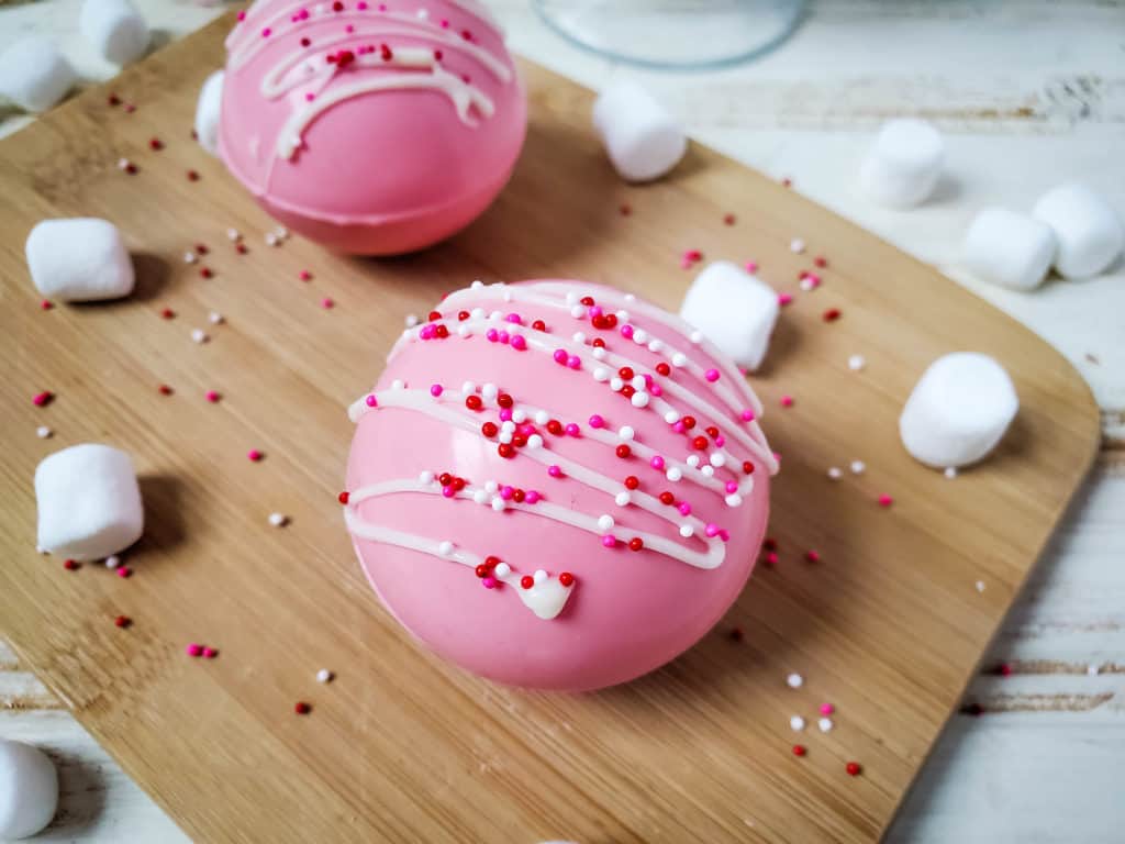 Learn how to make strawberry Nesquik bombs and surprise your family with delicious "hot cocoa" bombs that taste like strawberries and cream.