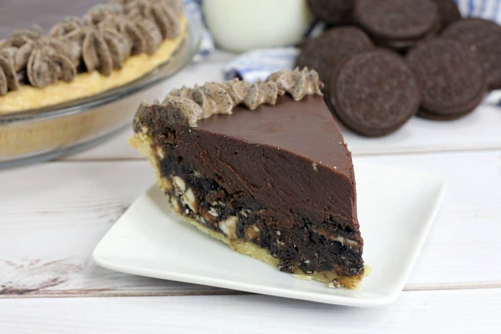 This irresistible Oreo cookie pie is so creamy that it honestly is the best dessert for those craving crunchy chocolate flavors.