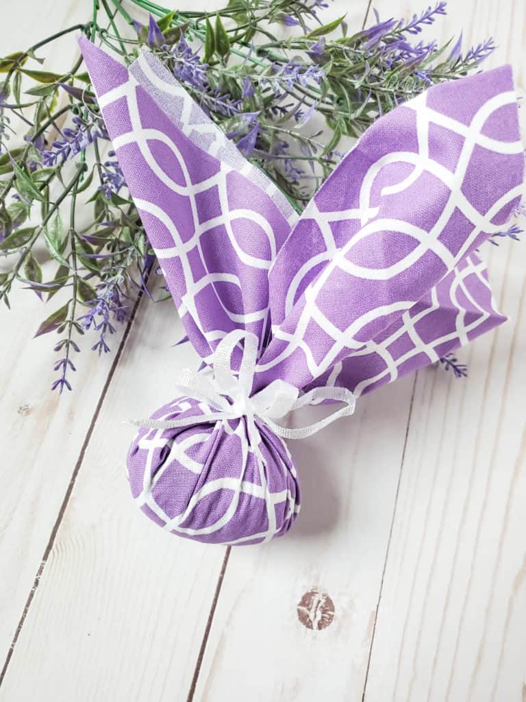 Here's how to make lavender sachets without sewing. It's a great activity or DIY project to do with children. The sachets smell amazing!