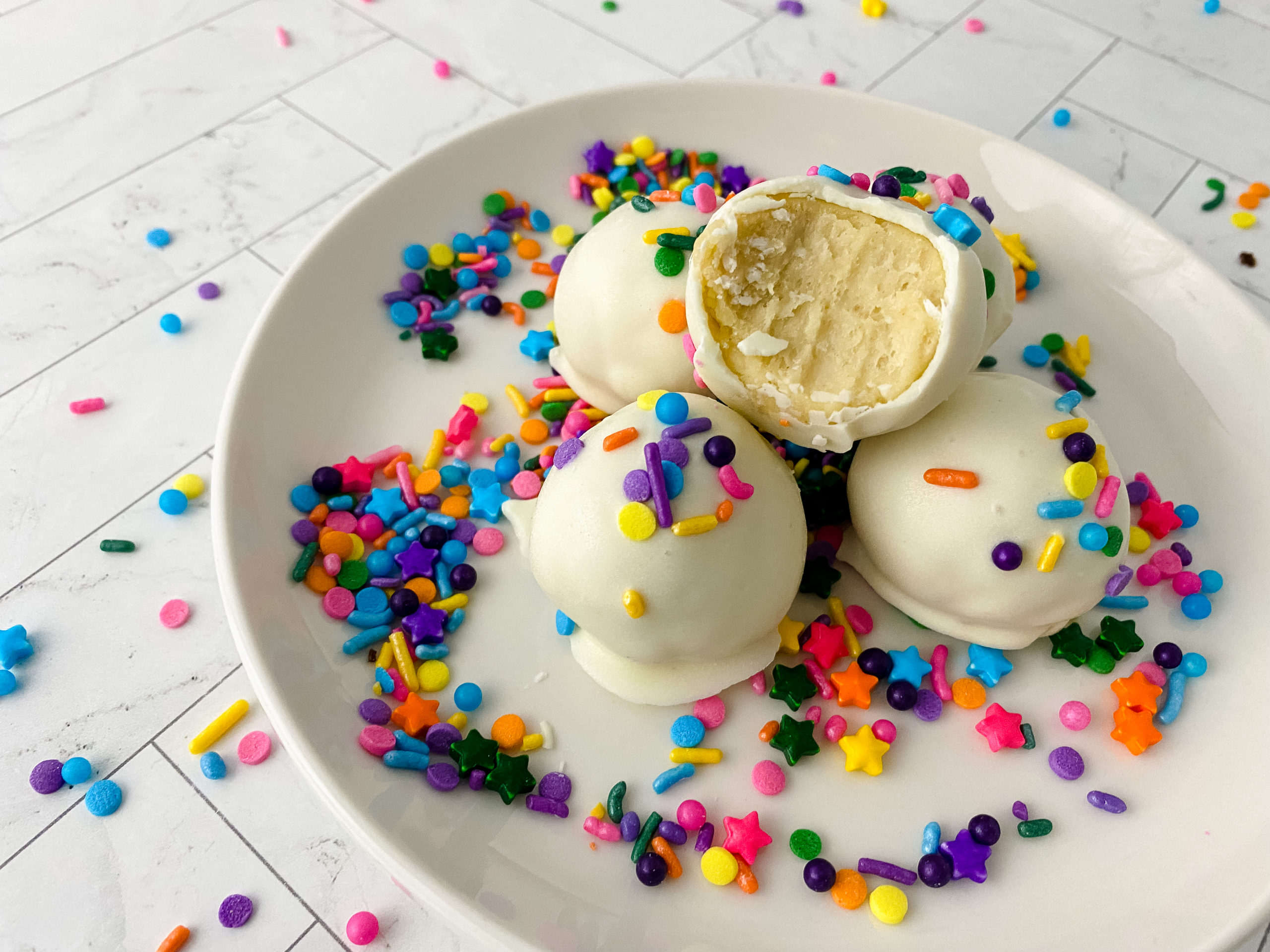 Need a delicious dessert that is gluten-free and kid-approved? These no bake sugar cookie truffles are perfection.