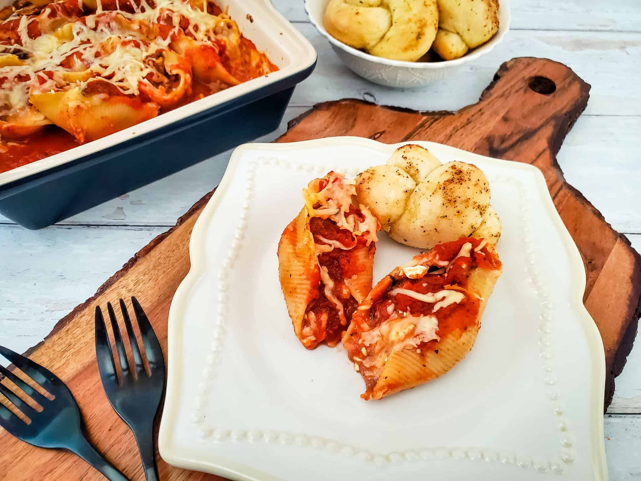 Looking for an easy and budget-friendly dinner recipe? These Italian stuffed pasta shells are so delicious.