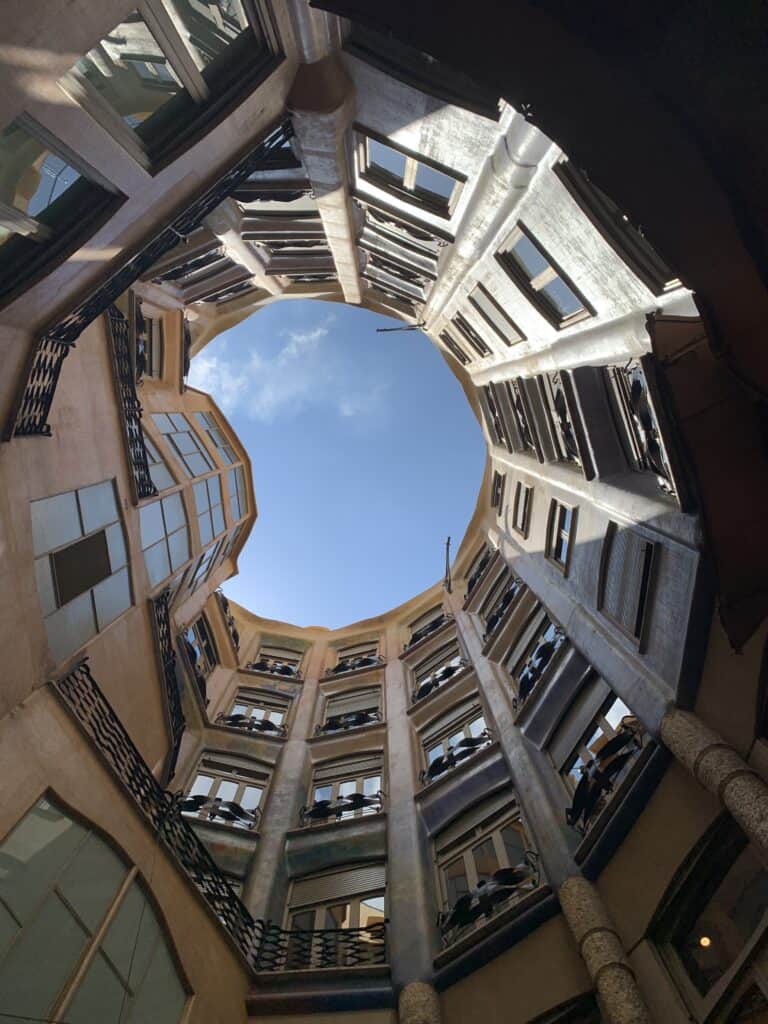 Get the best ideas to spend 4 days in Barcelona and review the top tips to enjoy your trip. Don't miss casa Mila by Gaudi.