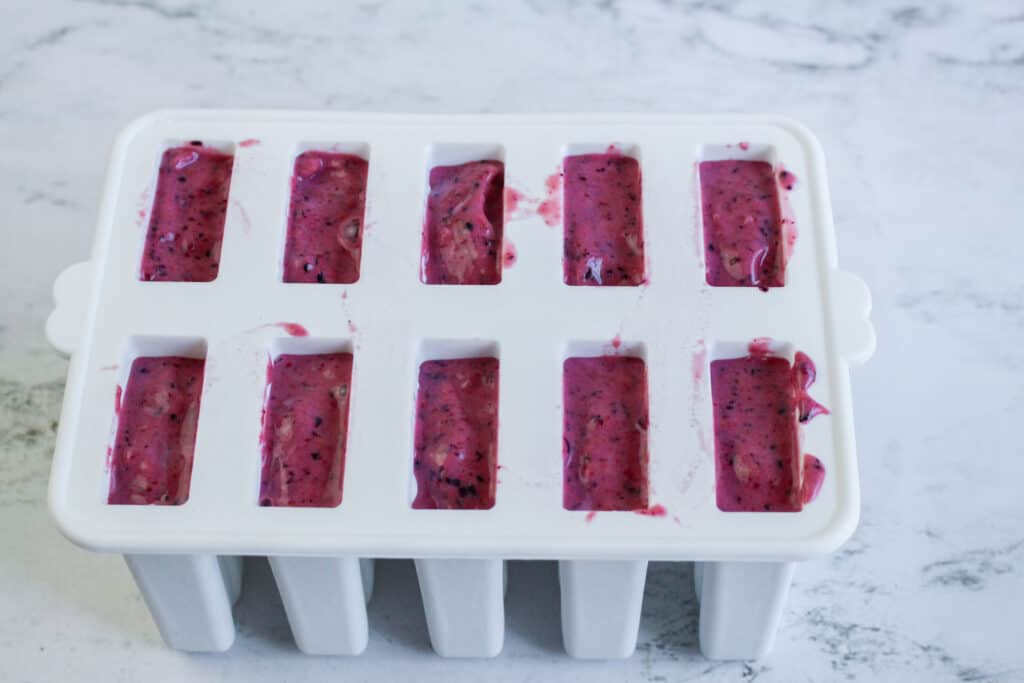 These mixed berry popsicles stand out as a refreshing and healthy choice. Learn how to make them in 4 easy steps!