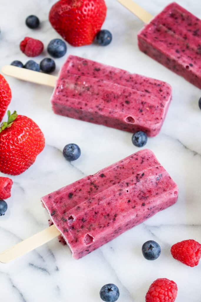 These mixed berry popsicles stand out as a refreshing and healthy choice. Learn how to make them in 4 easy steps!