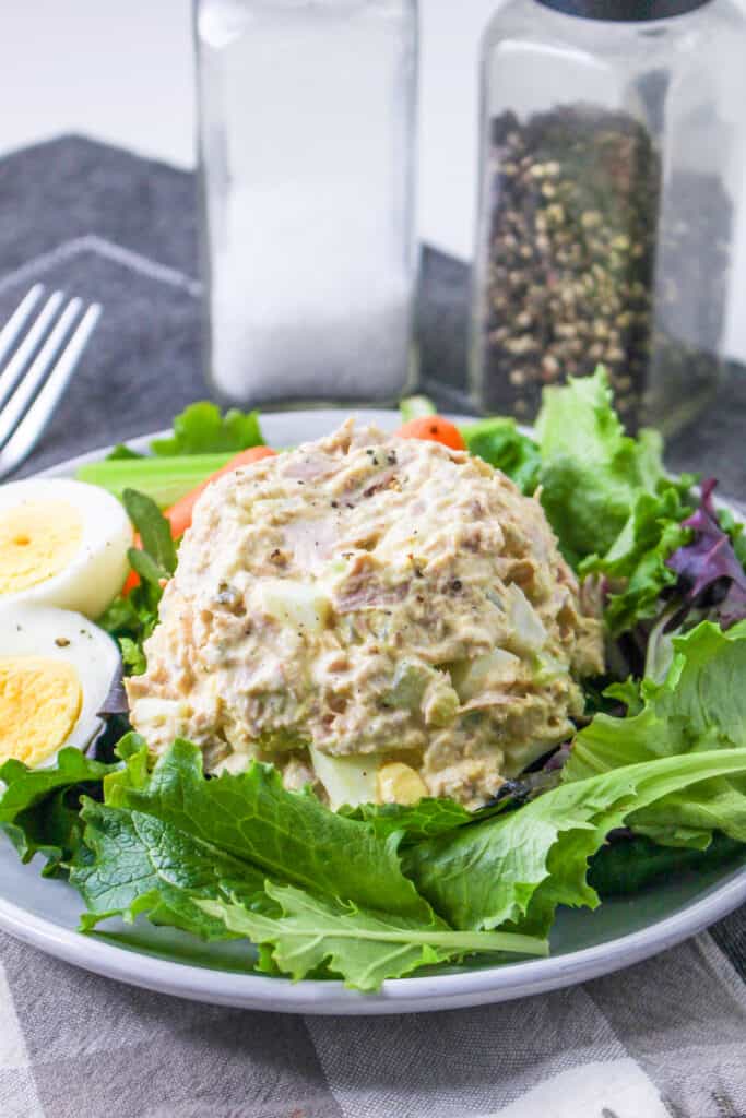 When you need a quick meal, this is the easiest tuna salad recipe you will find. In just two steps, make this mouthwatering salad. It's a great option for quick school lunches.