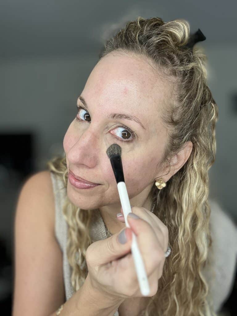 Tired of looking tired and need to find the best concealers for dark circles under your eyes? Discover the causes and also the top products and tips.