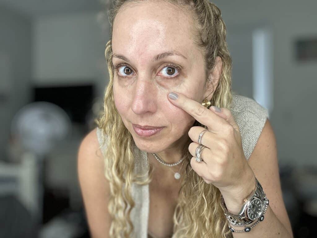 Tired of looking tired and need to find the top concealers for dark circles under your eyes? Discover the top products and tips to look fresh and well-rested.