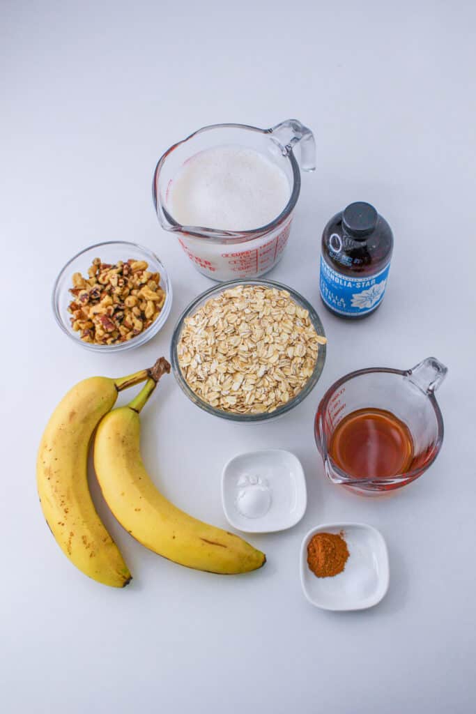 Banana Bread Baked Oatmeal is a comforting and wholesome dish that combines the familiar flavors of banana bread with the heartiness of oatmeal. IA nourishing breakfast that feels like a slice of traditional banana bread in every spoonful. These are the ingredients.