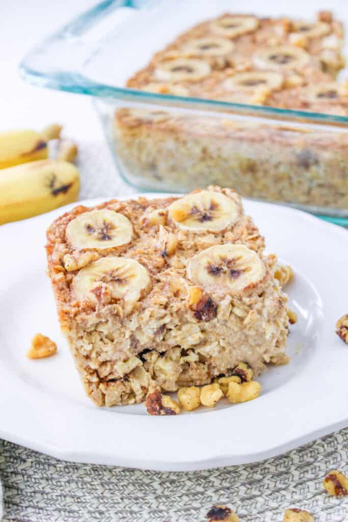 Banana Bread Baked Oatmeal is a comforting and wholesome dish that combines the familiar flavors of banana bread with the heartiness of oatmeal. IA nourishing breakfast that feels like a slice of traditional banana bread in every spoonful.
