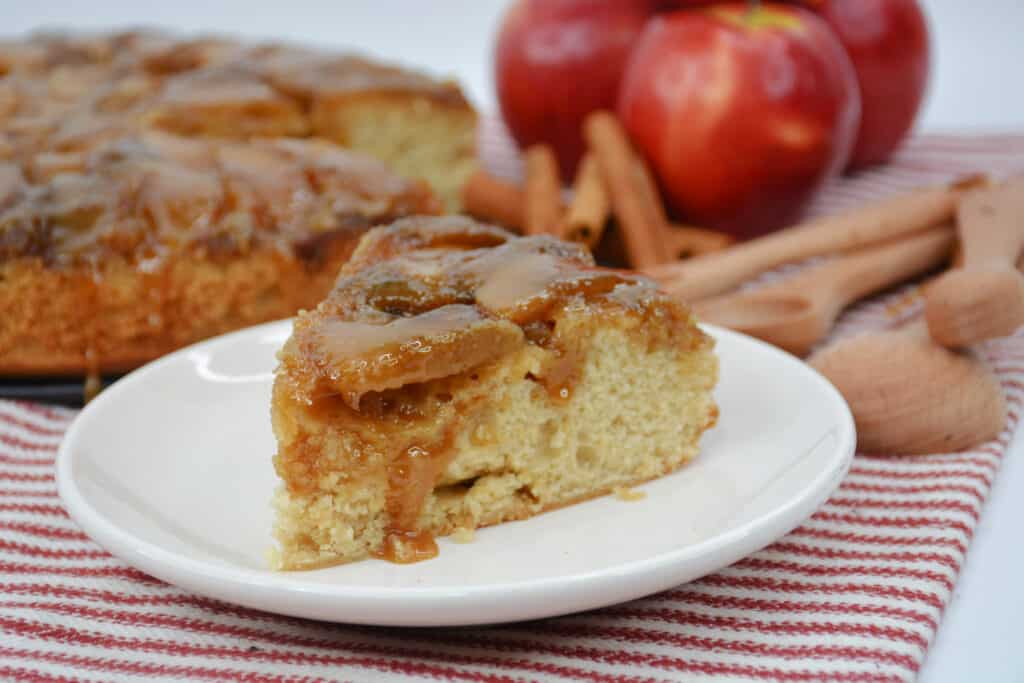 Discover the ultimate upside down apple cake recipe, a perfect blend of warm spices and caramelized apples. This easy-to-follow guide shows how to create a golden brown caramel apple layer and a fluffy spiced cake.