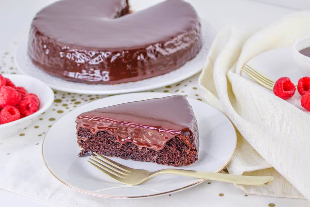 Discover the easiest recipe for the ultimate chocolate fudge cake with homemade ganache. Perfect for chocolate lovers, this guide offers simple steps and tips for a moist, rich, and decadent dessert. Ideal for any occasion!