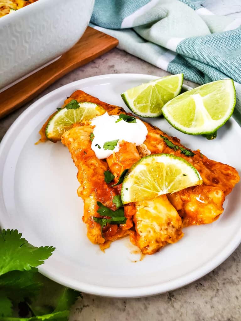TikTok has once again delivered an easy solution: the Lazy Taquito Enchiladas Recipe. This easy enchilada recipe has become a family favorite thanks to its simple ingredients and minimal effort.